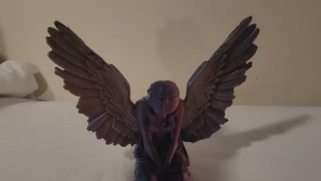 Kneeling praying angel